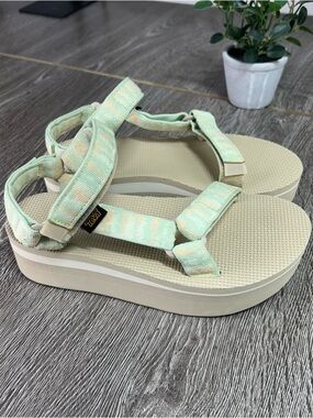 Teva Women’s Platform  universal Sandals in Mint and Cream Sz 7
